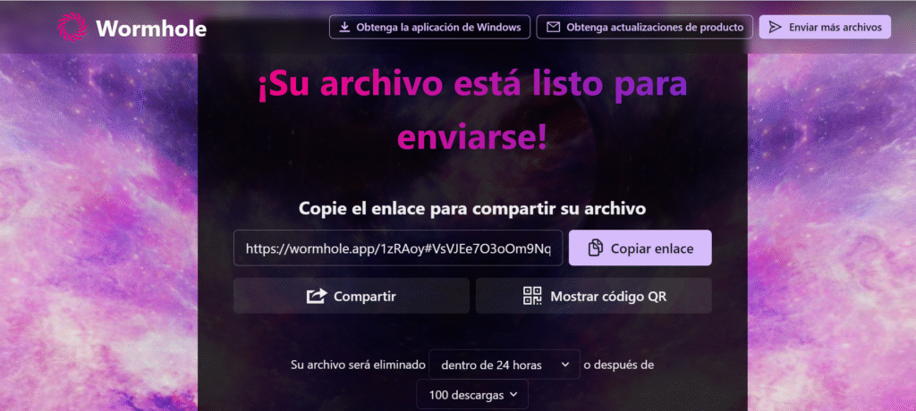 Pantalla de envío de archivos de Wormhole, con la leyenda “¡Su archivo está listo para enviarse!”, debajo, se encuentra el enlace de envío y la opción a la derecha de copiar el enlace. Debajo se encuentra el botón “Compartir” y “Mostrar código QR” además de las opciones de configuración del enlace.
