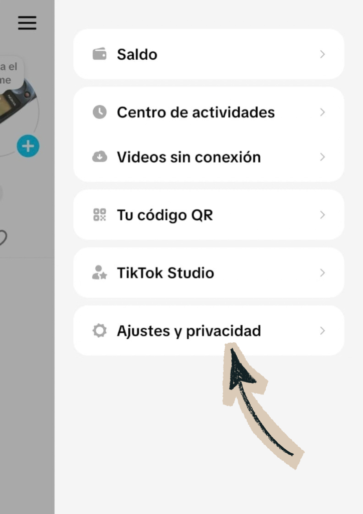 Captura de pantalla de inicio en TikTok con flecha amarilla indicando seleccionar la opción del menú titulada “Ajustes y privacidad”