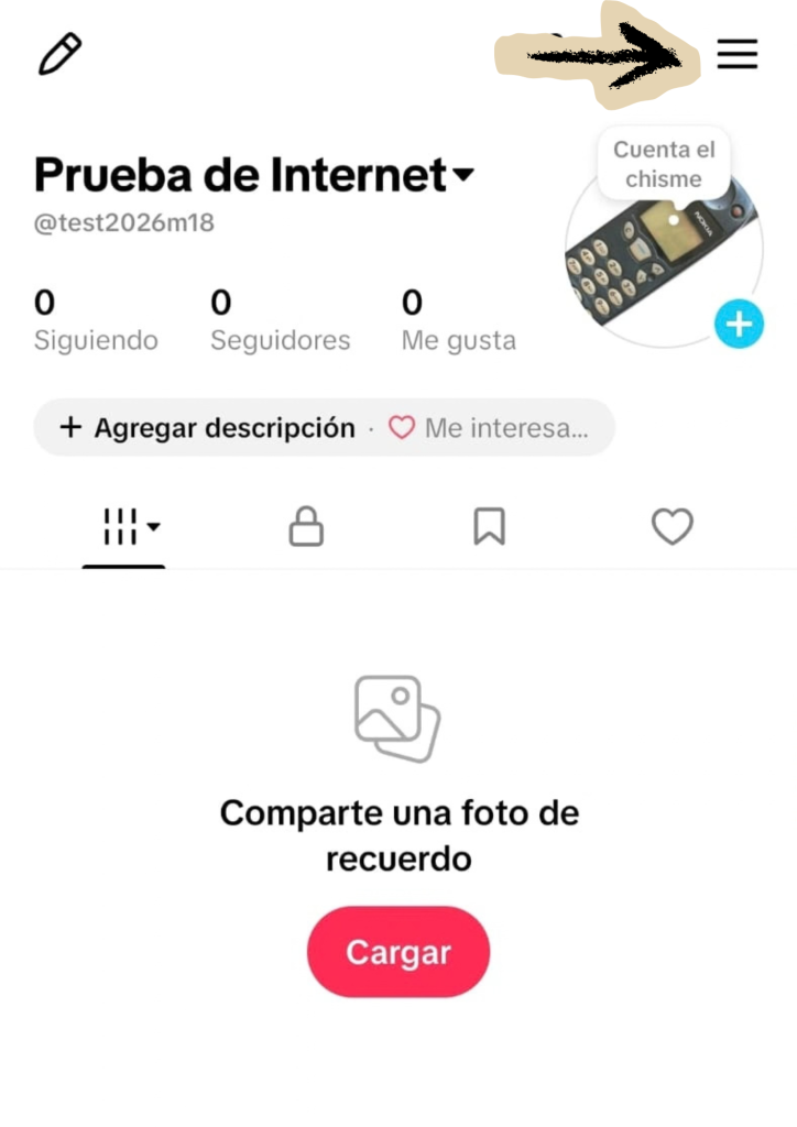Captura de pantalla de inicio en TikTok con flecha amarilla indicando posicionarse en apartado “Menú”, el símbolo de tres líneas en la parte superior derecha de la pantalla.